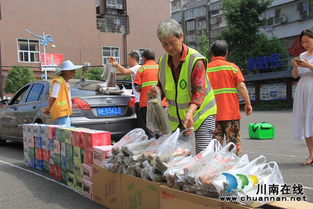 泸县云龙镇：端午粽香，情暖环卫工人(图1)