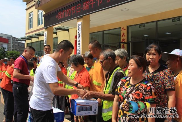 泸县云龙镇：端午粽香，情暖环卫工人(图3)