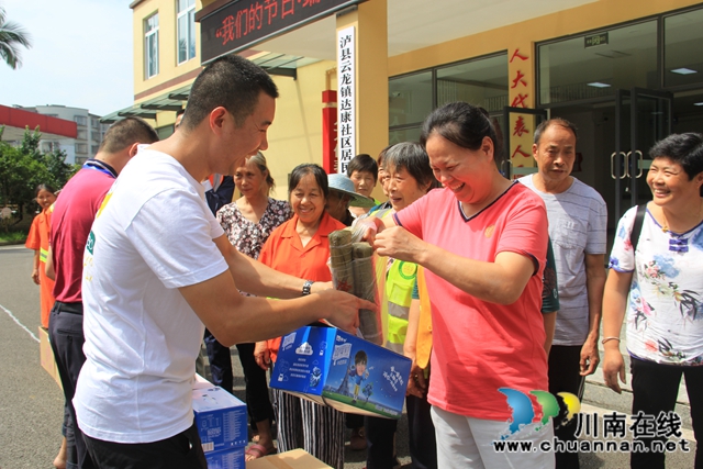 泸县云龙镇：端午粽香，情暖环卫工人(图4)