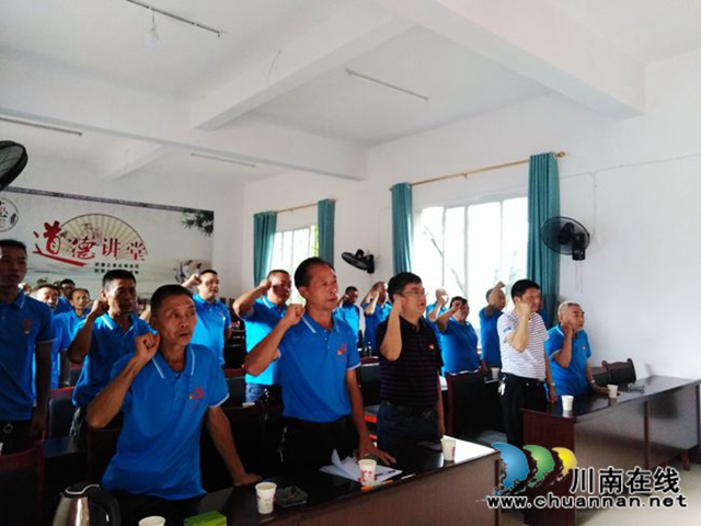 叙永一中到帮扶贫困村讲主题教育专题党课(图2)