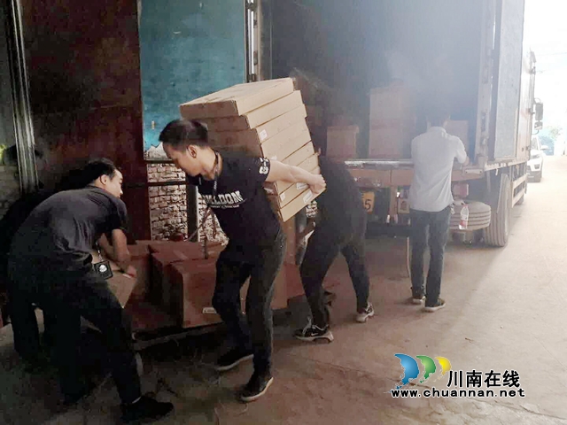 龙马潭区查处一非法储存烟花爆竹仓库(图3)