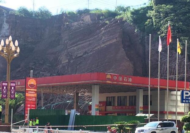 古蔺县城山体塌方出现巨大裂口，部分路段交通中断(图2)