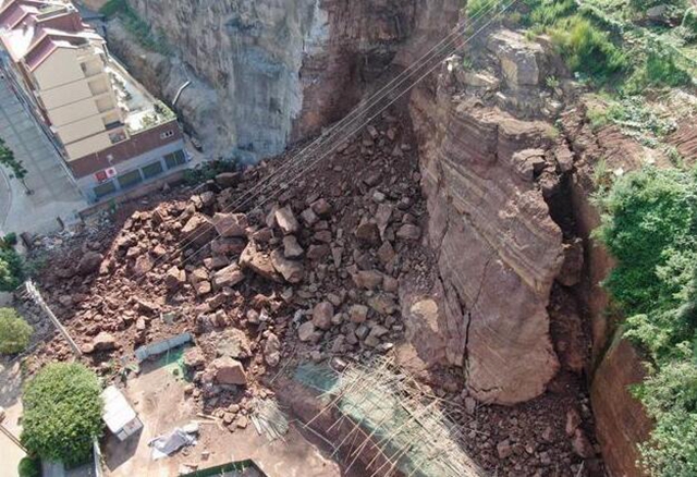 古蔺县城山体塌方出现巨大裂口，部分路段交通中断(图3)