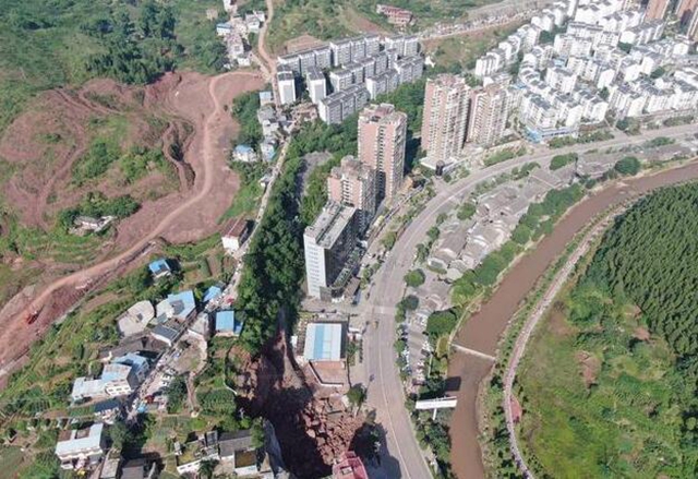 古蔺县城山体塌方出现巨大裂口，部分路段交通中断(图4)