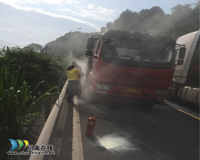 泸州：大货车突然着火！加油站女工飞奔扑灭！(图1)