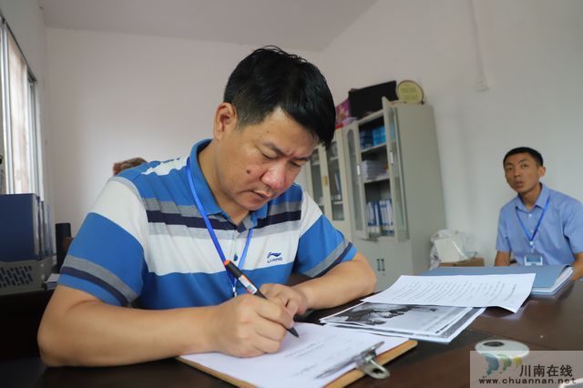 玉蟾街道开展“党政同责、一岗双责”包联重点企业安全生产检查(图1)