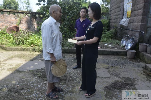 太伏慰问困难党员 传递组织温暖(图1)