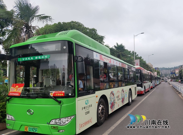 泸州：高考期间公交线路加密，定制公交服务高考考生(图2)