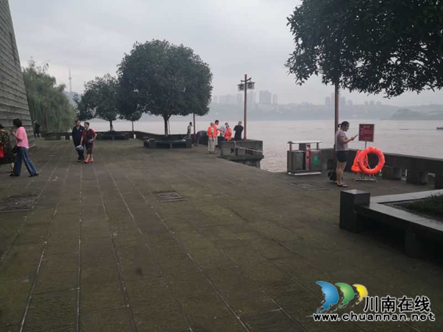 江阳区东门口社区积极开展防汛工作(图2)