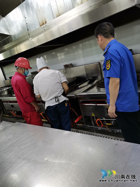 泸县综合行政执法局开展高考考点要素保障检查(图1)