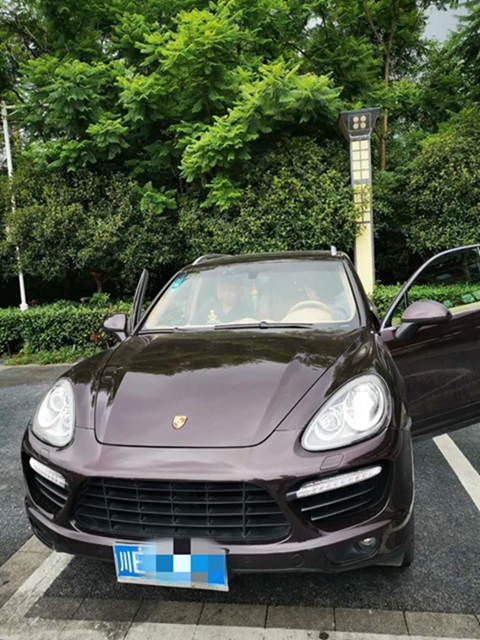 泸州一女子开豪车揣巨款 被江阳法院执行干警当场“拿下”！