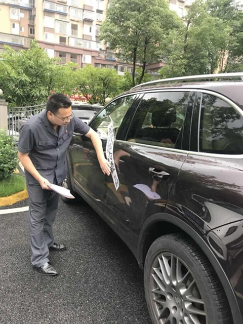 泸州一女子开豪车揣巨款 被江阳法院执行干警当场“拿下”！(图2)