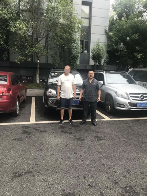 泸州一女子开豪车揣巨款 被江阳法院执行干警当场“拿下”！(图8)