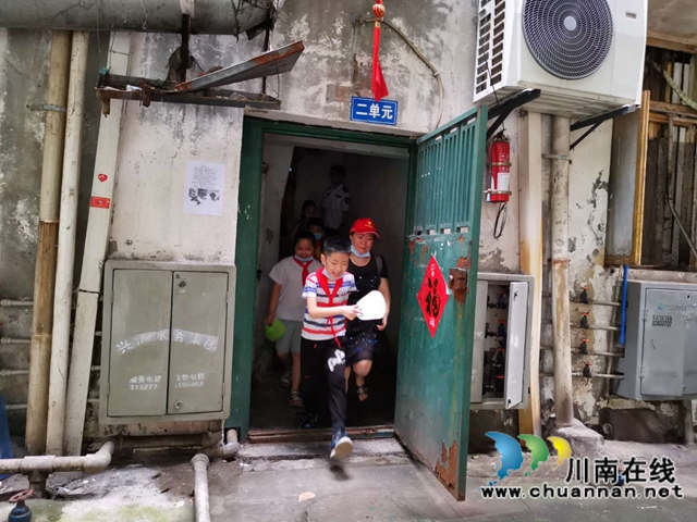 龙马潭区小市街道合道街社区开展安全知识培训暨防汛应急逃生演练(图1)