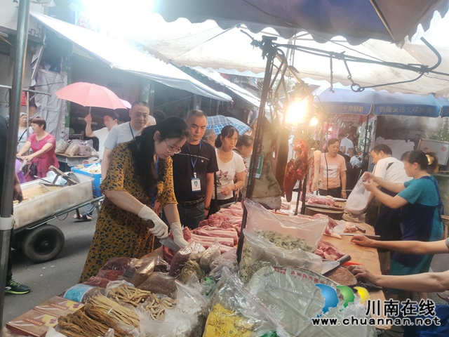 龙马潭区小市市场监管所联合区农业农村局开展猪肉专项检查(图1)