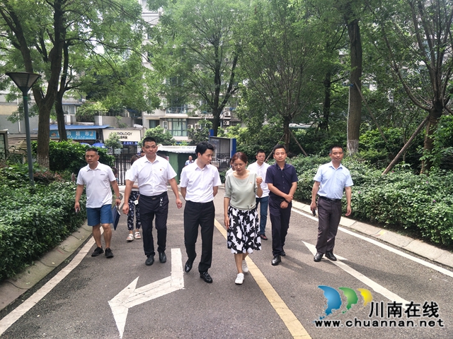 章华峰调研龙马潭区红星街道大驿坝社区锦华十年城小区党建与养老服务情况(图1)