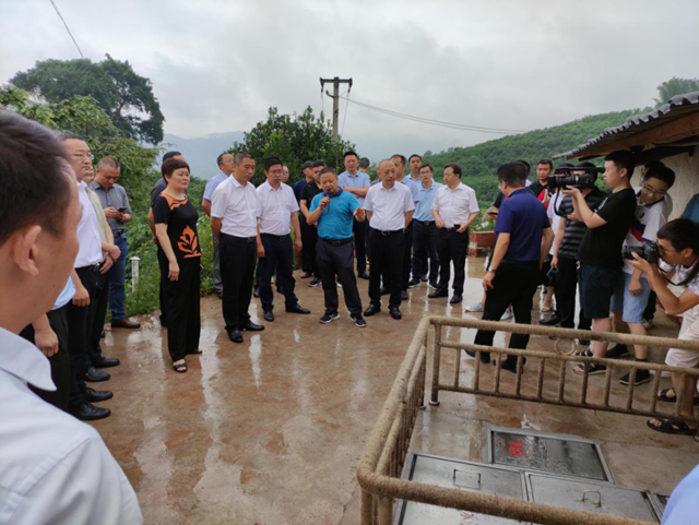 泸州市召开农村人居环境整治现场推进会