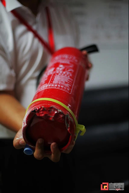 致敬！自贡一“物业小哥”冲进火场救出男童(图1)