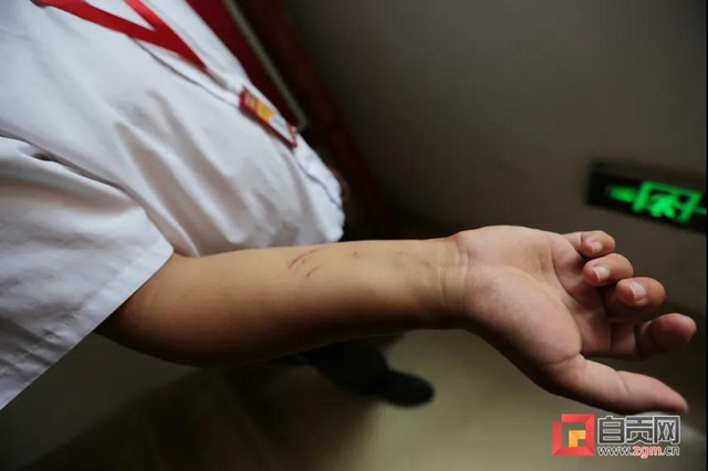 致敬！自贡一“物业小哥”冲进火场救出男童(图3)