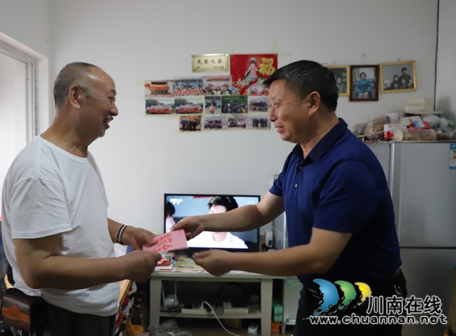 杨双全到泸县玉蟾街道看望慰问困难党员(图1)