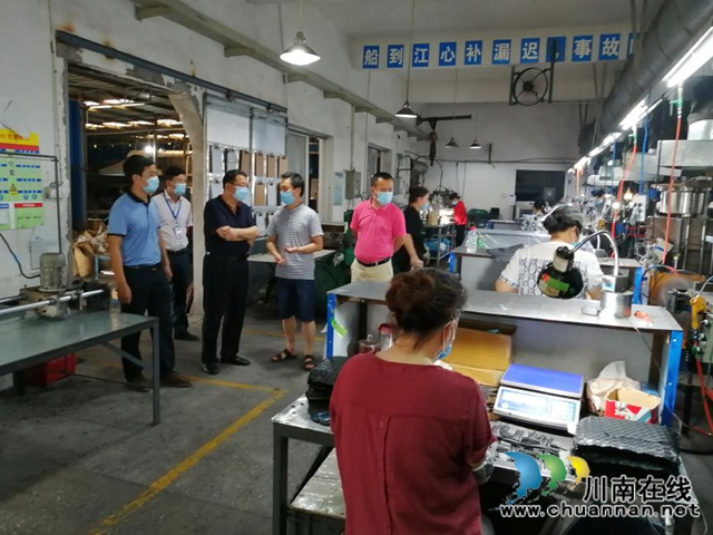 合江县白鹿镇：市县人大代表走访白鹿镇企业(图1)