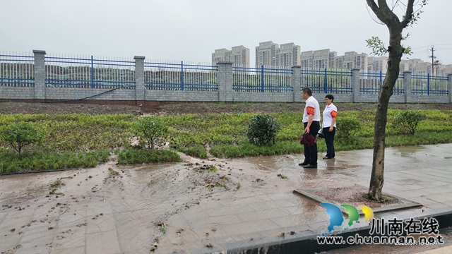 内江经开区靖民镇双雁社区开展雨天安全排查(图1)