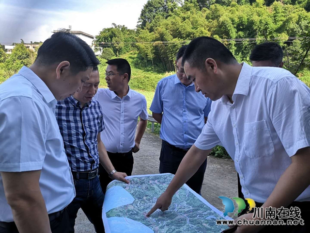 合江县委副书记邓洪波率队调研榕山镇新场镇规划建设工作(图1)