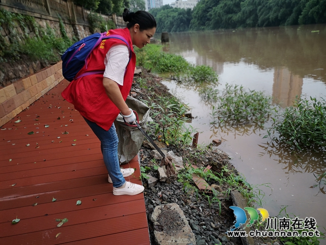 泸县玉蟾街道：“红色马甲”排隐患，安全度汛暖人心(图1)