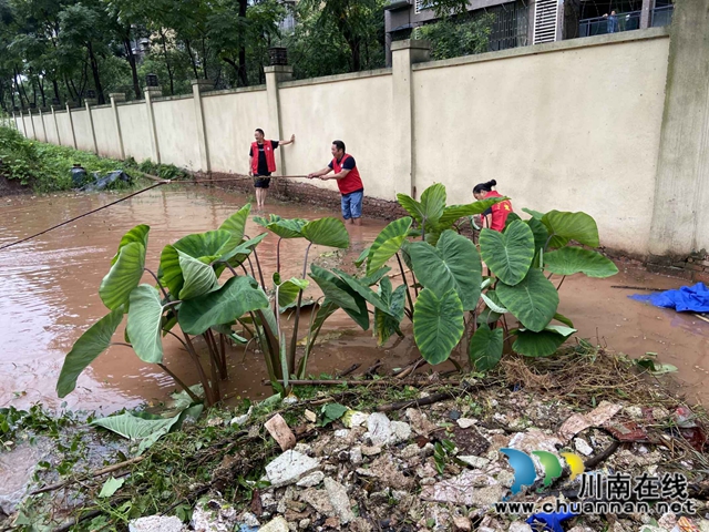 泸县玉蟾街道：“红色马甲”排隐患，安全度汛暖人心(图2)