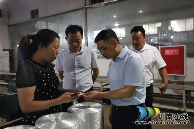 泸县玉蟾街道人大代表开展走访企业活动(图1)