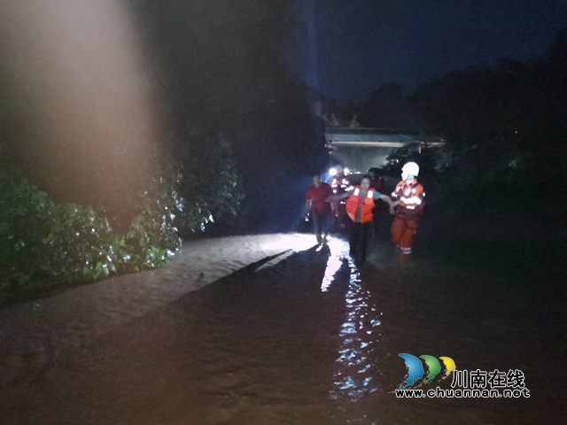 叙永：暴雨突降致一家三代被困 消防雷霆出击“河”中救人(图1)