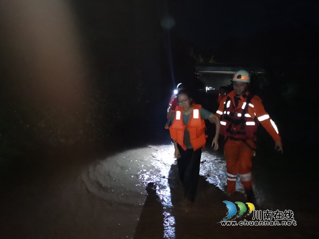 叙永：暴雨突降致一家三代被困 消防雷霆出击“河”中救人(图2)