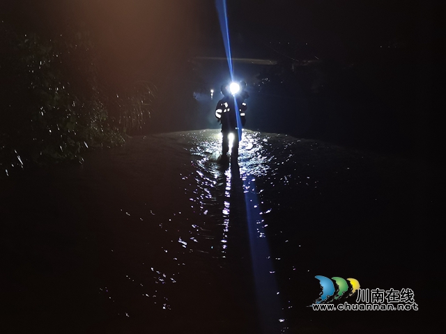叙永：暴雨突降致一家三代被困 消防雷霆出击“河”中救人(图5)