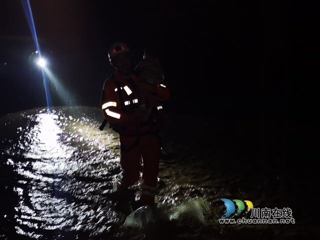 叙永：暴雨突降致一家三代被困 消防雷霆出击“河”中救人(图6)