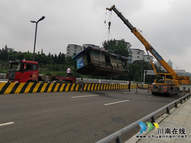 龙马潭区红星街道最后一艘“三无船舶”上岸(图1)