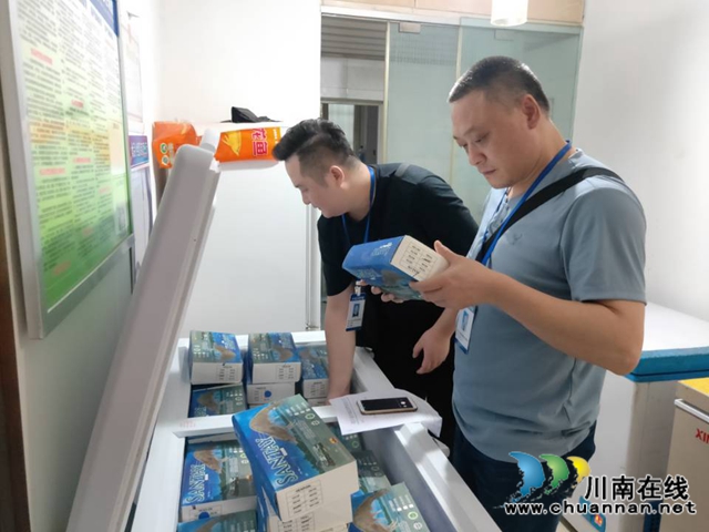 龙马潭区小市市场监管所开展“厄瓜多尔”冻虾专项检查(图1) 龙马潭区小市市场监管所开展“厄瓜多尔”冻虾专项检查(图1)