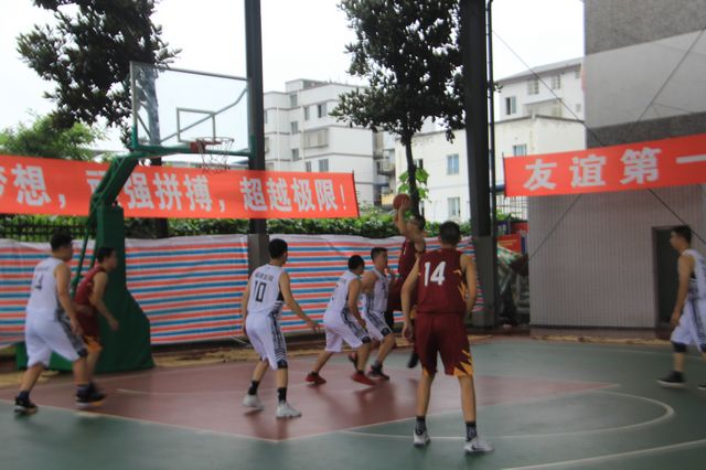 泸县“新康意杯”男子篮球比赛揭幕战在云龙镇打响(图1)