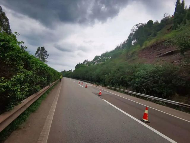 突发！内宜高速永安至白马段发生边坡塌方，交警已临时封路！往内江车辆须从永安绕行