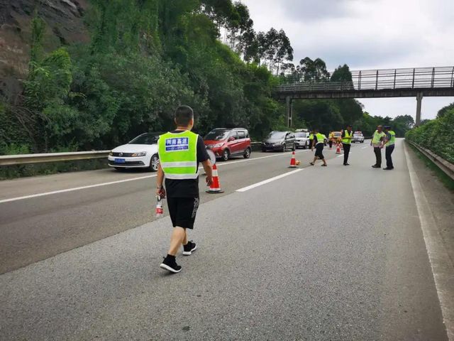 突发！内宜高速永安至白马段发生边坡塌方，交警已临时封路！往内江车辆须从永安绕行(图2)