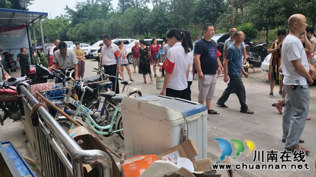 内江经开区双雁社区联合多部门开展楼道“三清”行动(图2) 内江经开区双雁社区联合多部门开展楼道“三清”行动(图2)