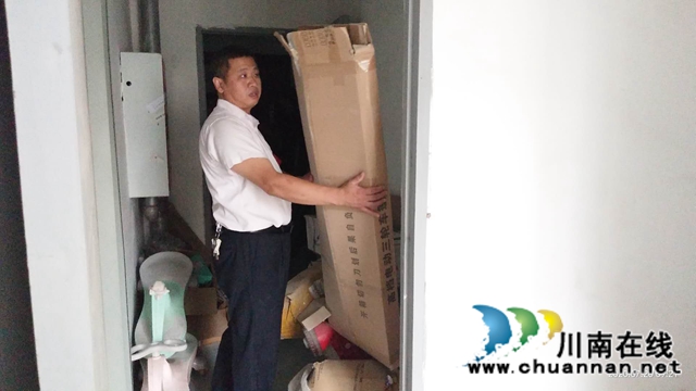 内江经开区双雁社区联合多部门开展楼道“三清”行动(图1) 内江经开区双雁社区联合多部门开展楼道“三清”行动(图1)