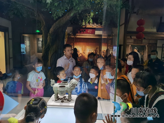 江阳区华阳街道竹苑社区开展“成长吧青少年—参观博物馆”暑期实践活动(图1) 江阳区华阳街道竹苑社区开展“成长吧青少年—参观博物馆”暑期实践活动(图1)