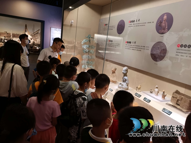 江阳区华阳街道竹苑社区开展“成长吧青少年—参观博物馆”暑期实践活动(图2) 江阳区华阳街道竹苑社区开展“成长吧青少年—参观博物馆”暑期实践活动(图2)