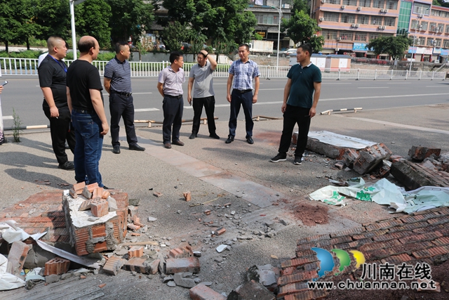 龙马潭区人大代表石磊检查指导莲花池街道防汛减灾工作(图2)