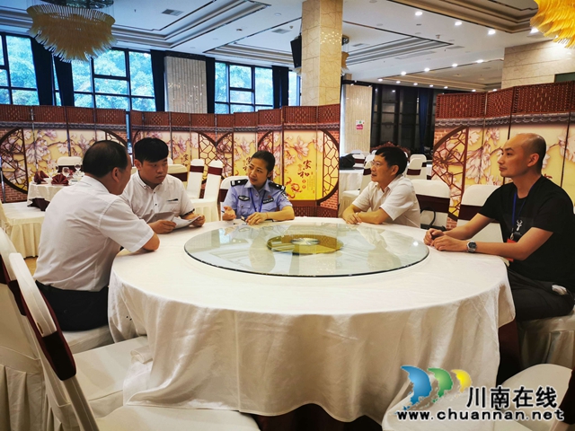 江阳区华阳街道人大代表小组“把脉问诊”辖区餐饮企业(图2) 江阳区华阳街道人大代表小组“把脉问诊”辖区餐饮企业(图2)