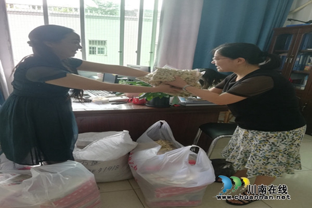 合江县司法局机关工会委员会开展夏季送清凉活动(图1) 合江县司法局机关工会委员会开展夏季送清凉活动(图1)