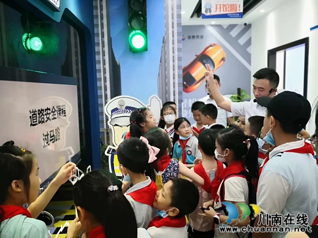 龙马潭区小市街道开展“礼让于人 文明于己”文明伴我行活动(图3) 龙马潭区小市街道开展“礼让于人 文明于己”文明伴我行活动(图3)