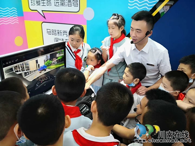 龙马潭区小市街道开展“礼让于人 文明于己”文明伴我行活动(图1) 龙马潭区小市街道开展“礼让于人 文明于己”文明伴我行活动(图1)