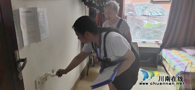 江阳区北城街道濂溪路社区对养老院开展消防安全检查(图1)