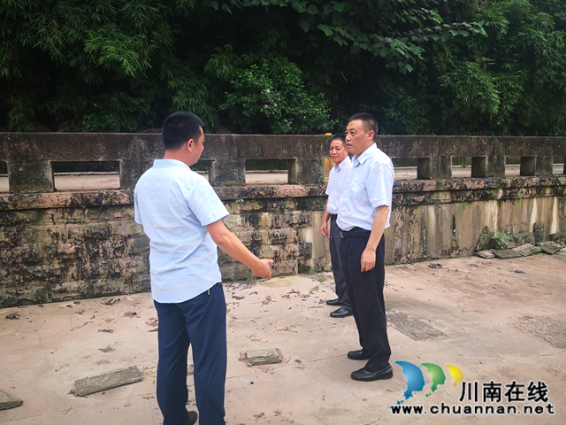 龙马潭区政协主席叶长青率队督查小市街道防汛减灾工作(图2)